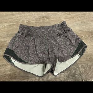 Lululemon Hotty Hot Shorts 2.5” Heathered Grey/ Heathered Lux Multi Black